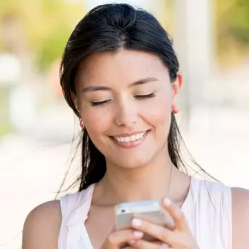 A păcălit 20 de bărbați să îi cumpere câte un telefon de ultimă generație. Ce a făcut cu banii