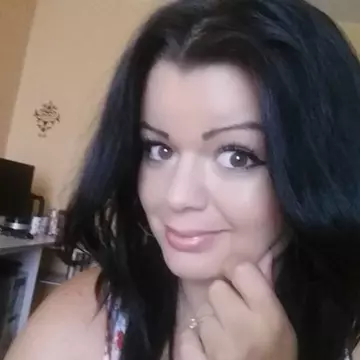 S-a sinucis pe un teren de joacă din Constanța. Tânăra ar fi o avut o decepție în dragoste
