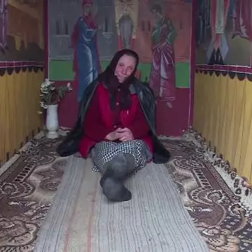 O femeie din Dâmbovita doarme în cimitir dupa ce si-a pierdut casa în instanta