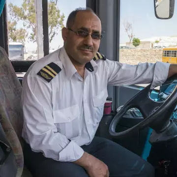 Un băiat înghețase de frig în stația de autobuz. Nu se aștepta ca șoferul să facă asta