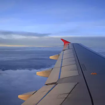 De ce decolează și aterizează avioanele cu lumina stinsă