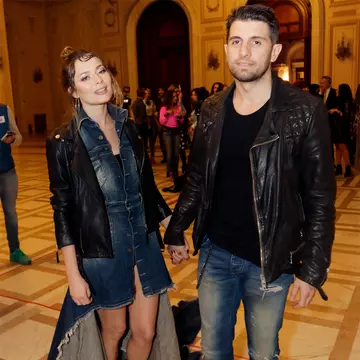 ELLE Style Awards 2016. Laura Cosoi ”faultată” de soțul ei pe covorul roșu. “M-a călcat pe trenă!”/VIDEO EXCLUSIV