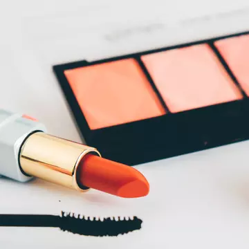 5 produse cosmetice în culoarea oranj