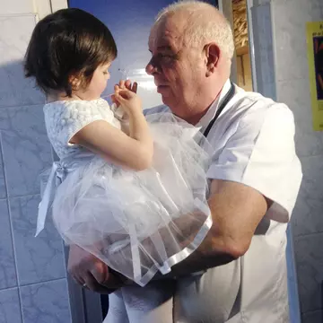 Fetița hrănită numai cu pufuleți și ceai s-a transformat total. Florentina este acum o copilă veselă și sănătoasă