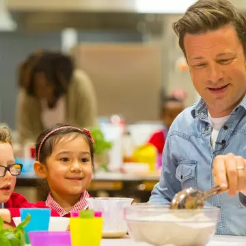 Copii mofturoși: trucuri de la Jamie Oliver pentru a-i convinge să mănânce
