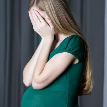Era gravidă și cerșea într-o benzinărie, dar un bărbat i-a întins o mană de ajutor