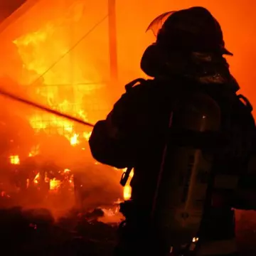 Incendiu devastator într-un club din Bucureşti. Răniţii au fost duşi la patru spitale