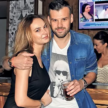 Roxana Ionescu i-a cedat toti prietenii fostului iubit. Tinu Vidaicu o tine într-o petrecere continua de când a redevenit burlac