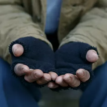 O femeie s-a speriat de un cerșetor murdar, dar nu se aștepta ca mama ei să reacționeze așa