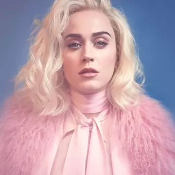 Katy Perry poartă o ținută a unui brand românesc pentru promovarea noului ei single, „Chained to the Rhythm”