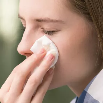O tânără era să rămână oarbă după ce și-a vopsit singură sprâncenele