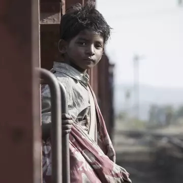 Povestea lui Saroo – indianul care și-a regăsit familia după 25 de ani, cu ajutorul Google Earth