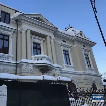 O vilă interbelică impresionantă, complet refăcută, este acum scoasă la vânzare, în București