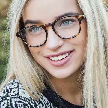 4 trucuri simple care te fac mai atrăgătoare în ochii tuturor, atunci când porți ochelari de vedere