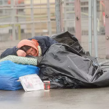 Toata lumea o evita pentru că cerșea, dar o femeie a surprins pe toată lumea când a făcut asta