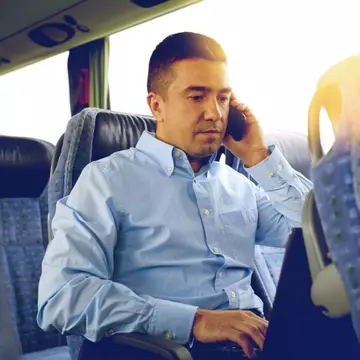 Un bărbat vorbea la telefon în autobuz. Nu se aștepta la o asemenea reacție din partea unei femei