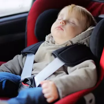 „Copilul meu a murit după ce l-am lăsat dormind în scaunul auto. Vă rog, nu faceți greșeala asta!”