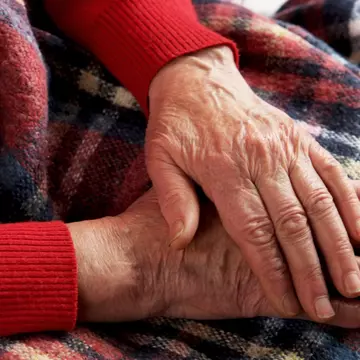 Și-a dus mama la un azil de bătrâni, dar i-a spus un lucru tulburător abia înainte să moară