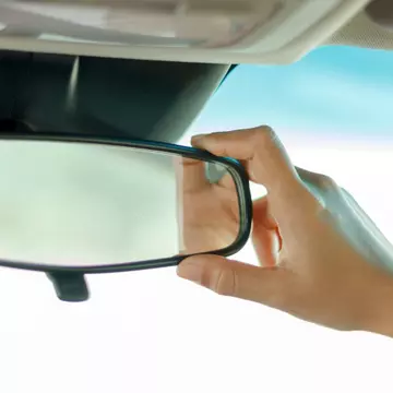 La ce folosește butonul de la oglinda retrovizoare a mașinii