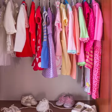 La câteva zile de la moartea fetiței lor de 6 ani, părinții au găsit un lucru impresionant în dulap
