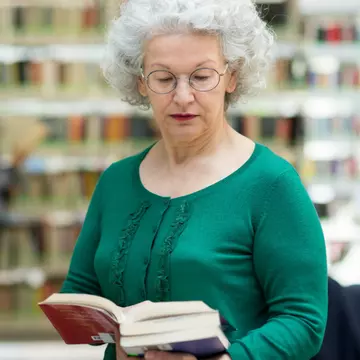 O bătrânica a intrat într-o librarie. Ce a făcut a lăsat-o cu ochii în lacrimi pe vânzătoare