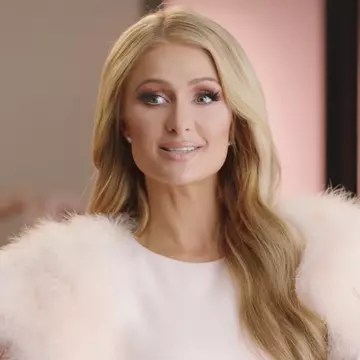Paris Hilton a venit pentru prima dată în România. Diva va susține un show în postura de DJ