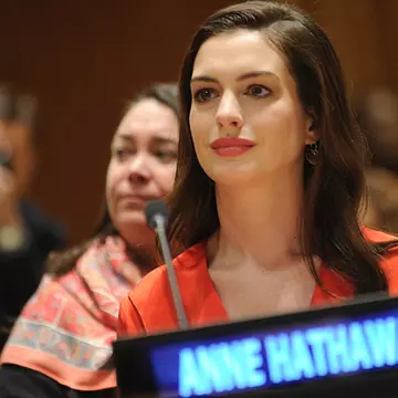 Anne Hathaway va produce o comedie romantică despre reţeaua de socializare Tinder