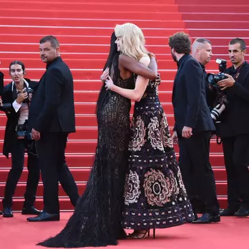 Cum s-au îmbrăcat vedetele la petrecerea aniversară de la Cannes