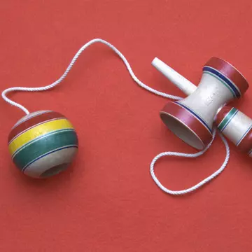 Ce este kendama, jocul de îndemânare care i-a înnebunit pe tineri
