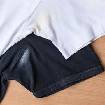 Cum scoți petele de transpirație de pe haine