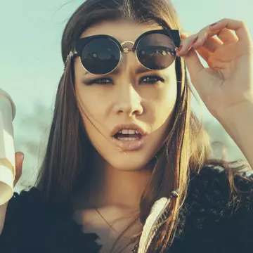 O găsea ridicolă, dar a fost surprinsă de comportamentul ei