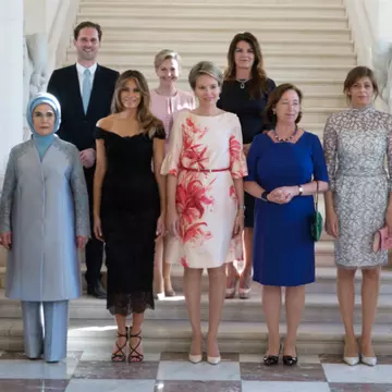 Ce este neobișnuit în fotografia cu primele doamne de la summitul NATO?