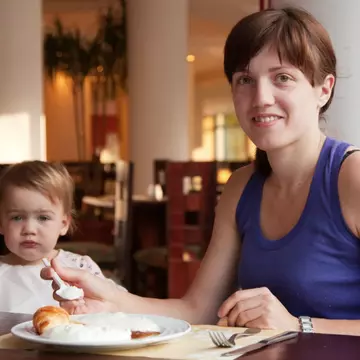 Tot restaurantul a rămas șocat când o femeie a ieșit repede lăsându-și copiii la masă