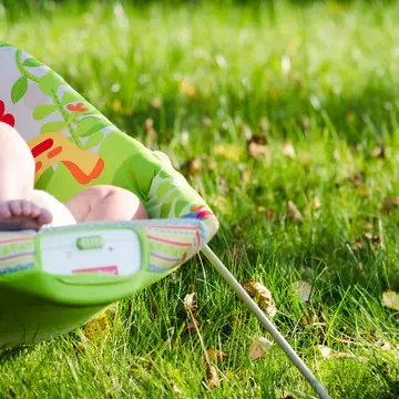 (P) Sfaturi pentru parinti: de ce ar cumpara un balansoar pentru bebe