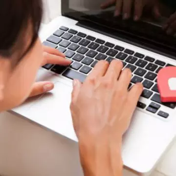 Ce-a pățit o tânără, după ce și-a instalat un program piratat, de pe net: ”Calculatorul nu îmi mai aparținea, se deschideau site-uri dubioase fără ca eu să fac ceva”