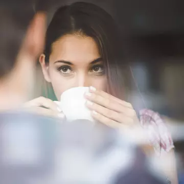 S-au cunoscut pe Internet, iar la prima întâlnire tânăra și-a scos peruca. Reacția bărbatului este de neprețuit