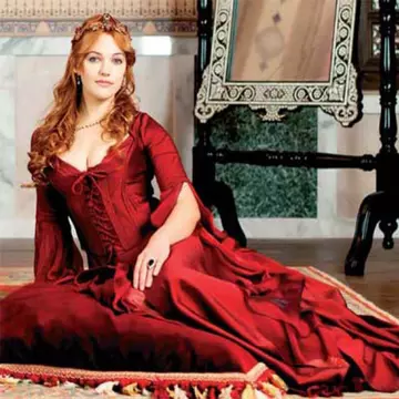 Îți amintești de sultana Hurrem din „Suleyman Magnificul”? Cum și-a făcut apariția pe covorul roșu de la Cannes
