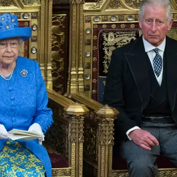 Regina Marii Britanii a purtat o pălărie cu mesaj secret?