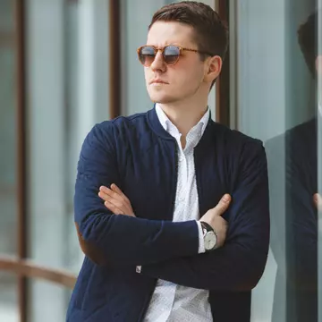 Un bărbat a fost trimis acasă pentru că a purtat pantaloni scurți la birou. Ce a îmbrăcat apoi a stârnit râsul colegilor