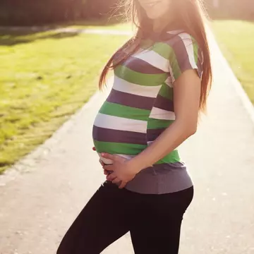 La 31 de ani, a rămas însărcinată cu un băiat de 16 ani. Cum arată familia lor
