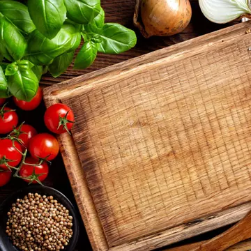 Motivul pentru care nu este indicat să speli tocătorul de lemn cu detergent de vase