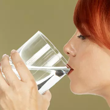 De ce nu e bine să bei apă cu arome