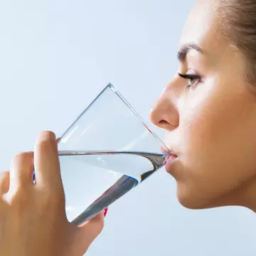 De ce nu trebuie să lași un pahar cu apă noaptea pe noptieră