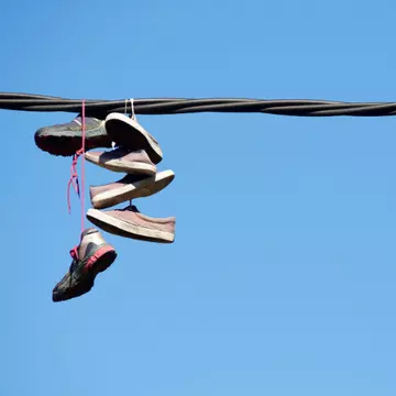 De ce sunt agățate perechi de pantofi de cablurile din oraș