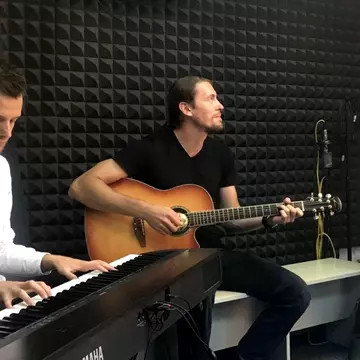 Gianina Corondan s-a întors la muzică și a lansat trei piese noi