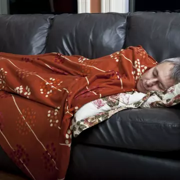 S-au certat și l-a trimis să doarmă pe canapea. A doua zi l-a găsit mort