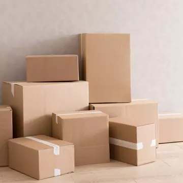 A ascuns niște cutii în pod timp de 40 de ani. Când soțul le-a văzut în sfârșit, a izbucnit în lacrimi