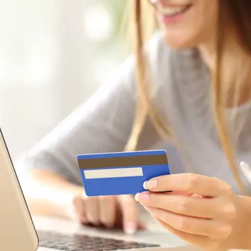 O studentă s-a trezit cu 4,6 milioane de dolari în cont dintr-o eroare a băncii. Ce a făcut cu banii