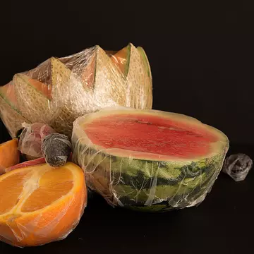 Top 5 alimente pe care nu trebuie să le ții în folie de plastic