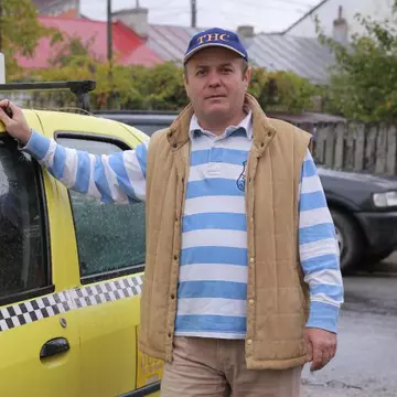 Un taximetrist din Craiova a găsit 5000 de lei uitați în mașină. Ce a făcut cu ei